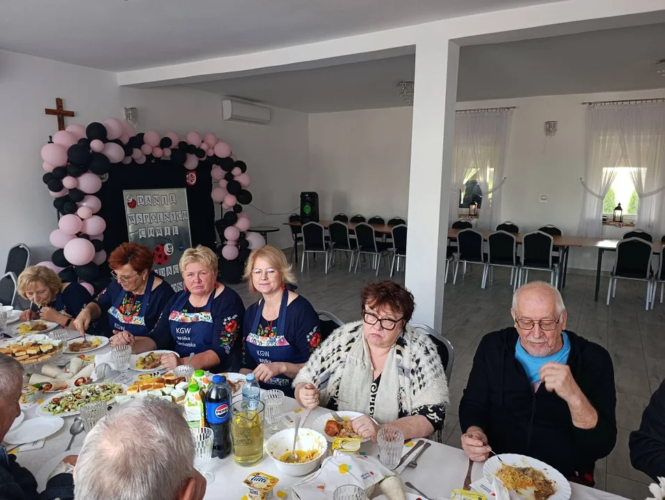 Seniorzy z Wólki Ciechomskiej spotkali się przy wspólnym stole - Zdjęcie główne