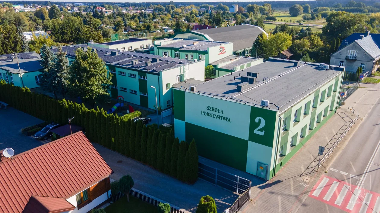 Szkoła Podstawowa nr 2 w Łukowie po termomodernizacji - Zdjęcie główne
