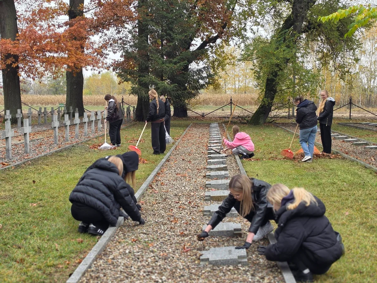 Uczniowie Zespołu Szkół nr 2 w Łukowie sprzątali Cmentarz Wojenny przy ul. Strzelniczej – zdjęcie 3