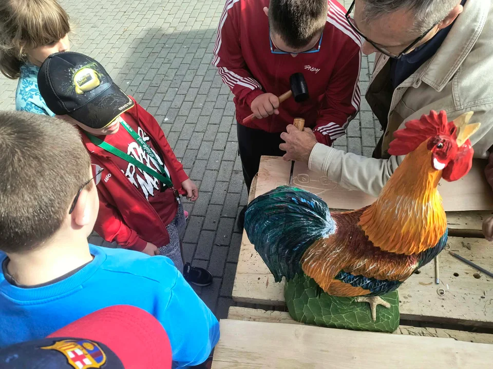 ,,Ptaki wiejskiej podłukowskiej zagrody" plener rzeźbiarski w Muzeum Ziemi Łukowskiej